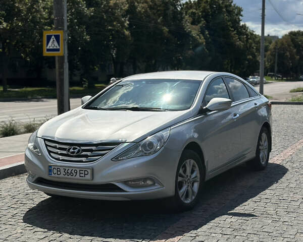 Сірий Хендай Соната, об'ємом двигуна 2 л та пробігом 213 тис. км за 9200 $, фото 1 на Automoto.ua