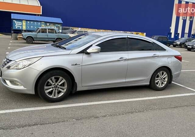 Серый Хендай Соната, объемом двигателя 2 л и пробегом 300 тыс. км за 7900 $, фото 3 на Automoto.ua