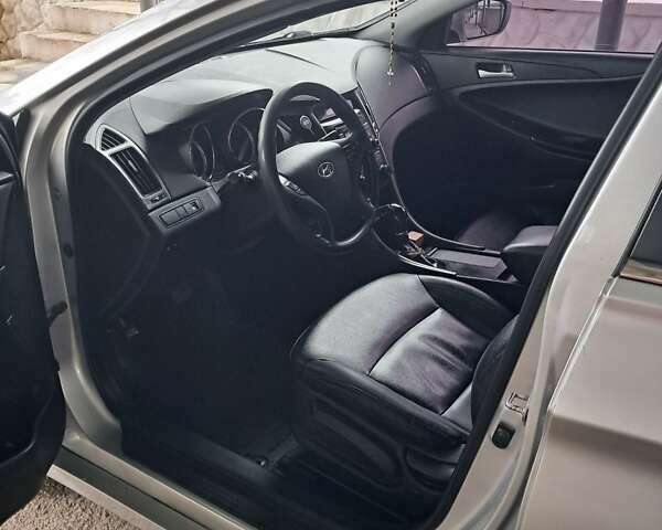 Сірий Хендай Соната, об'ємом двигуна 2 л та пробігом 227 тис. км за 7777 $, фото 2 на Automoto.ua