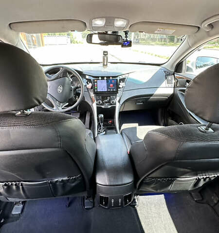 Сірий Хендай Соната, об'ємом двигуна 2 л та пробігом 213 тис. км за 9200 $, фото 11 на Automoto.ua