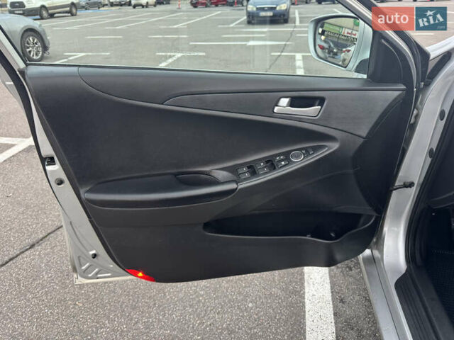 Серый Хендай Соната, объемом двигателя 2 л и пробегом 169 тыс. км за 8000 $, фото 12 на Automoto.ua