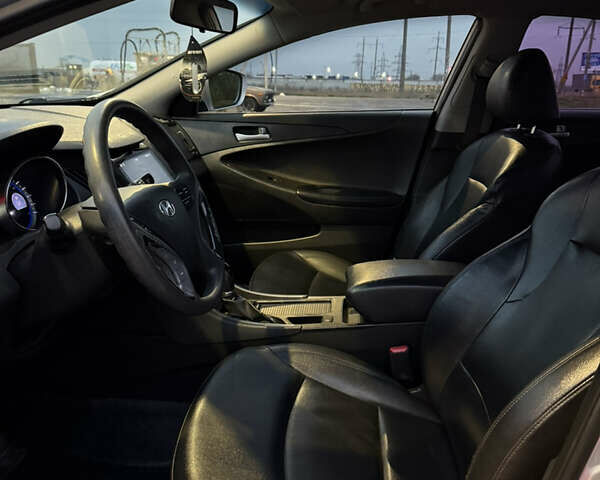 Серый Хендай Соната, объемом двигателя 2 л и пробегом 240 тыс. км за 6000 $, фото 8 на Automoto.ua