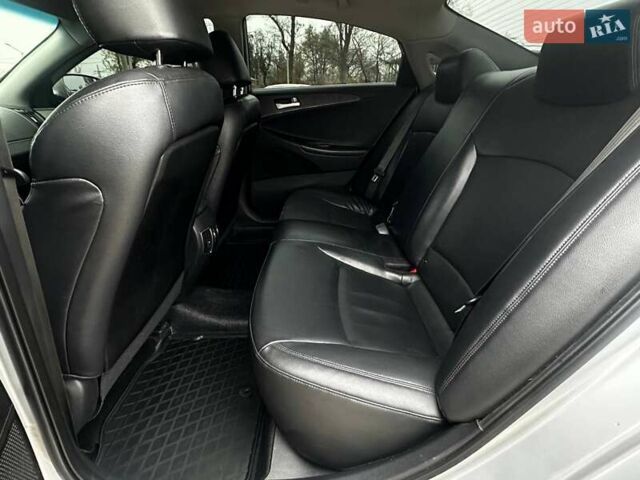 Серый Хендай Соната, объемом двигателя 2 л и пробегом 207 тыс. км за 8500 $, фото 14 на Automoto.ua