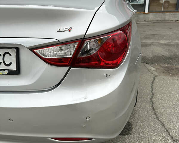 Серый Хендай Соната, объемом двигателя 2 л и пробегом 231 тыс. км за 7300 $, фото 8 на Automoto.ua