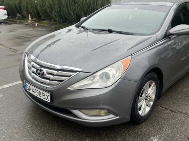 Серый Хендай Соната, объемом двигателя 2.4 л и пробегом 270 тыс. км за 7800 $, фото 1 на Automoto.ua