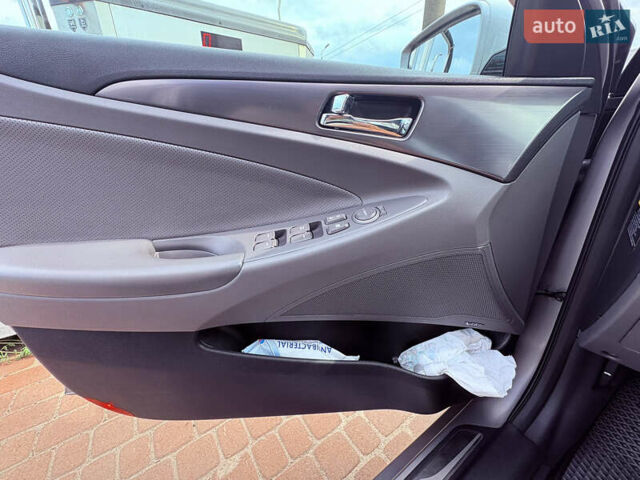 Сірий Хендай Соната, об'ємом двигуна 2.4 л та пробігом 207 тис. км за 10700 $, фото 15 на Automoto.ua