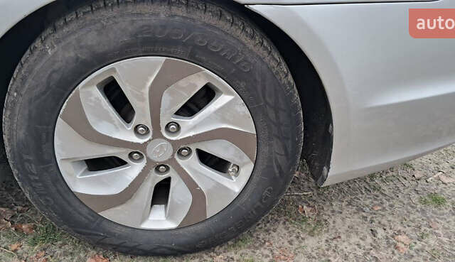 Серый Хендай Соната, объемом двигателя 2.36 л и пробегом 326 тыс. км за 7800 $, фото 13 на Automoto.ua