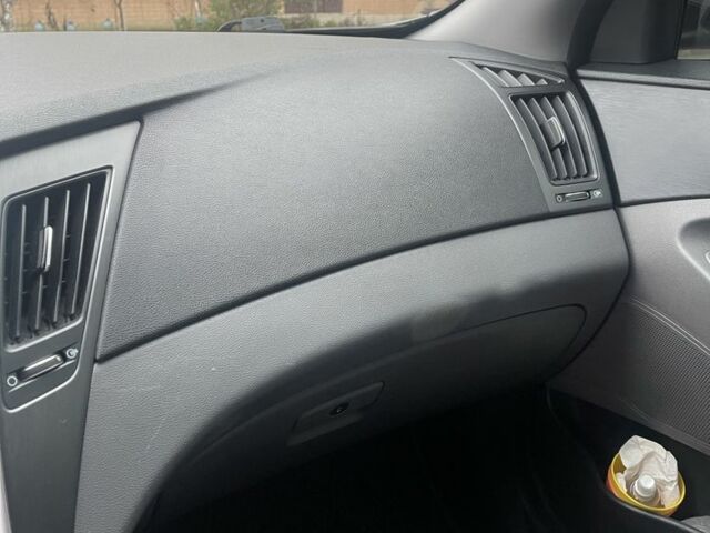 Серый Хендай Соната, объемом двигателя 2.4 л и пробегом 270 тыс. км за 7800 $, фото 5 на Automoto.ua