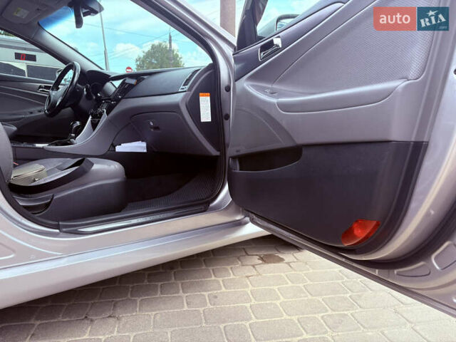 Сірий Хендай Соната, об'ємом двигуна 2.4 л та пробігом 207 тис. км за 10700 $, фото 7 на Automoto.ua