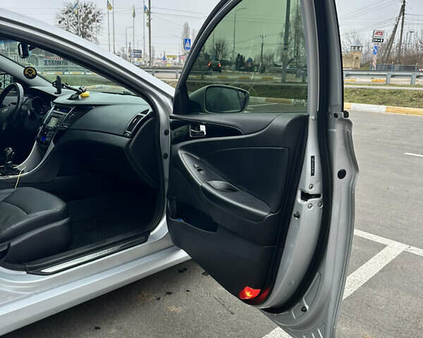 Сірий Хендай Соната, об'ємом двигуна 2.4 л та пробігом 113 тис. км за 10300 $, фото 13 на Automoto.ua