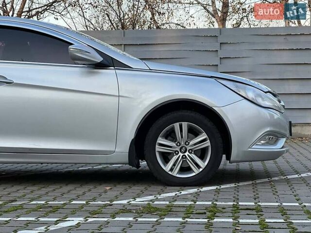 Серый Хендай Соната, объемом двигателя 2 л и пробегом 185 тыс. км за 8100 $, фото 5 на Automoto.ua