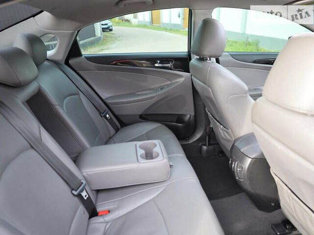 Серый Хендай Соната, объемом двигателя 2.36 л и пробегом 165 тыс. км за 9000 $, фото 16 на Automoto.ua