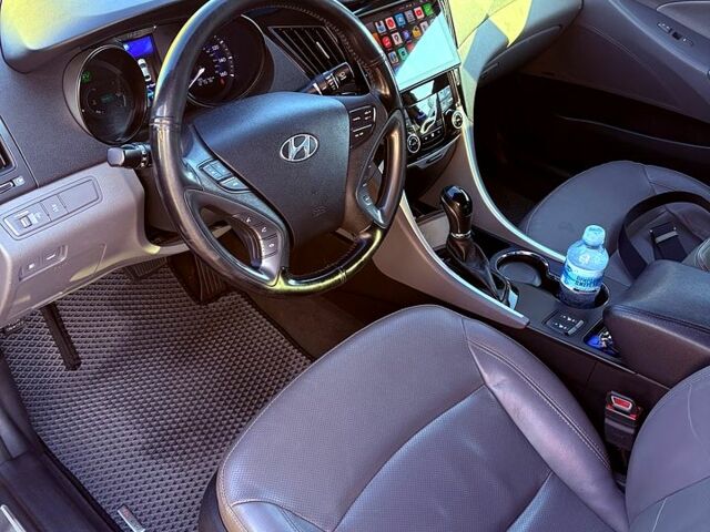 Сірий Хендай Соната, об'ємом двигуна 2.4 л та пробігом 205 тис. км за 11000 $, фото 9 на Automoto.ua