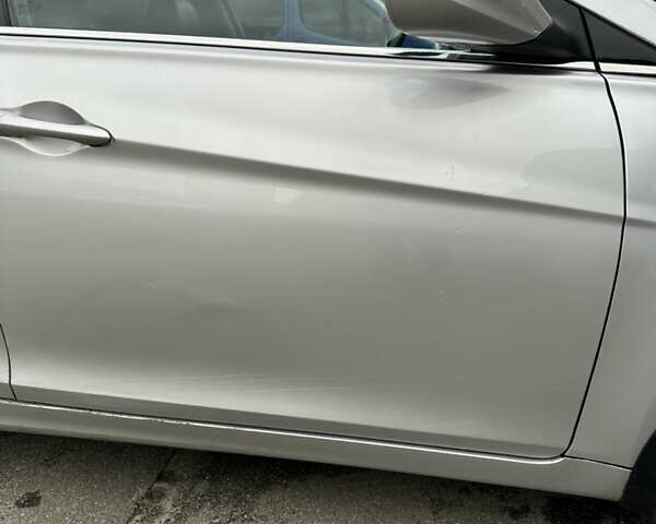 Серый Хендай Соната, объемом двигателя 2 л и пробегом 231 тыс. км за 7300 $, фото 4 на Automoto.ua