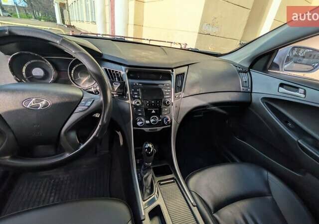 Сірий Хендай Соната, об'ємом двигуна 2 л та пробігом 605 тис. км за 7000 $, фото 5 на Automoto.ua