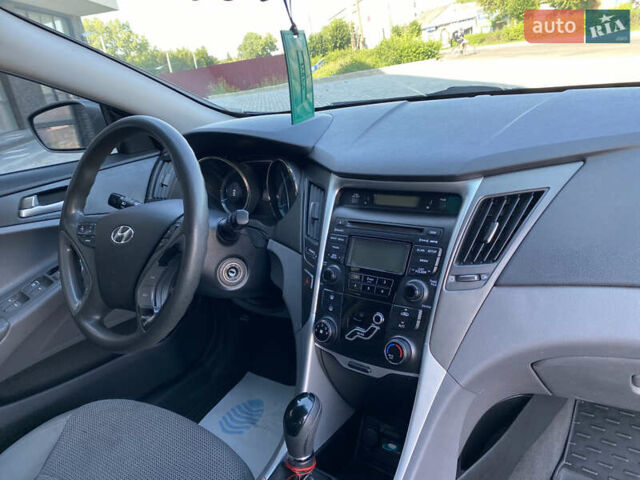 Серый Хендай Соната, объемом двигателя 2.36 л и пробегом 200 тыс. км за 9300 $, фото 39 на Automoto.ua