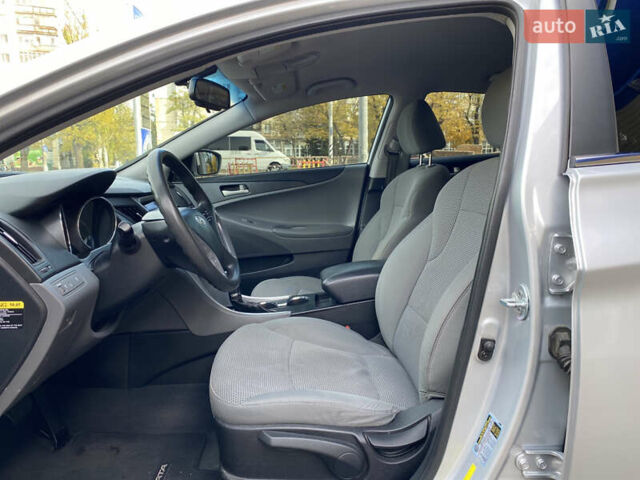 Хендай Соната 2013 у Миколаєві на Automoto.ua Сірий Хендай Соната, об'ємом двигуна 2.4 л та пробігом 151 тис. км за 8099 $, фото 6 на Automoto.ua