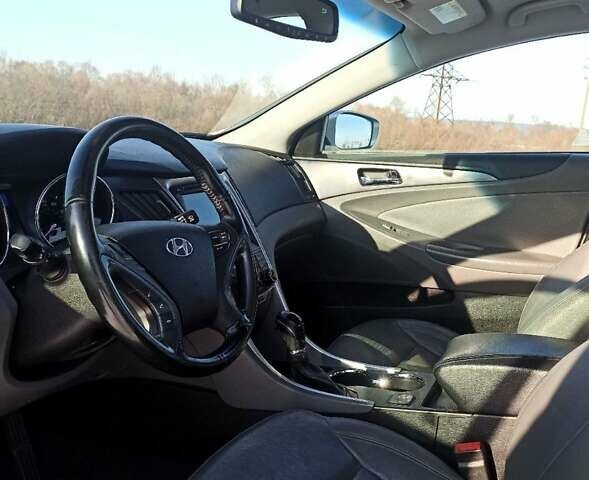 Сірий Хендай Соната, об'ємом двигуна 2.4 л та пробігом 150 тис. км за 11500 $, фото 12 на Automoto.ua