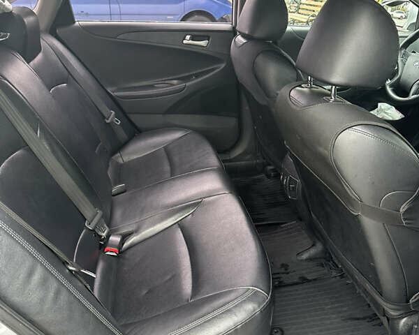 Серый Хендай Соната, объемом двигателя 2 л и пробегом 231 тыс. км за 7300 $, фото 13 на Automoto.ua