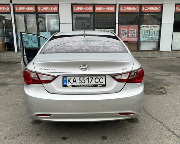 Серый Хендай Соната, объемом двигателя 2 л и пробегом 231 тыс. км за 7300 $, фото 7 на Automoto.ua