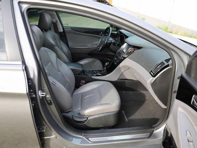 Серый Хендай Соната, объемом двигателя 2.36 л и пробегом 165 тыс. км за 9000 $, фото 13 на Automoto.ua