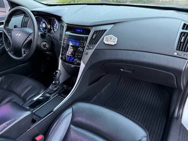 Сірий Хендай Соната, об'ємом двигуна 2 л та пробігом 216 тис. км за 8200 $, фото 16 на Automoto.ua