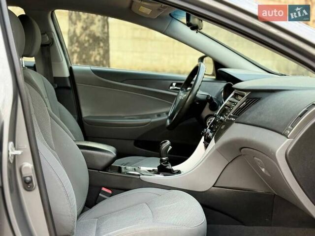 Сірий Хендай Соната, об'ємом двигуна 2.36 л та пробігом 162 тис. км за 9499 $, фото 14 на Automoto.ua