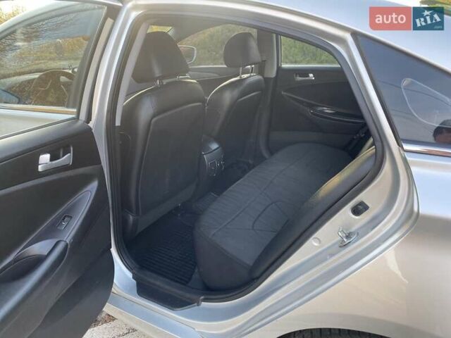 Сірий Хендай Соната, об'ємом двигуна 2 л та пробігом 563 тис. км за 7000 $, фото 4 на Automoto.ua