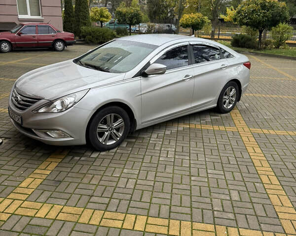 Серый Хендай Соната, объемом двигателя 2 л и пробегом 488 тыс. км за 7200 $, фото 1 на Automoto.ua