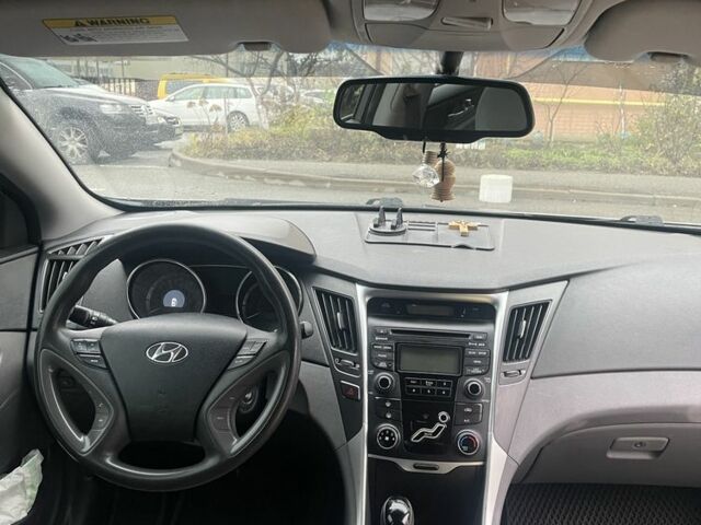 Серый Хендай Соната, объемом двигателя 2.4 л и пробегом 270 тыс. км за 7800 $, фото 4 на Automoto.ua