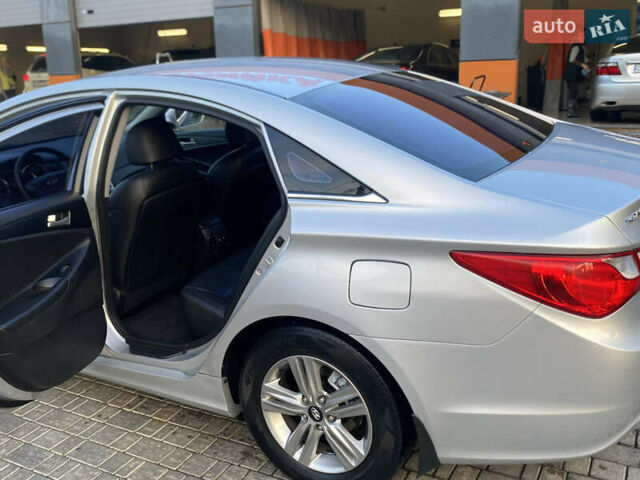 Серый Хендай Соната, объемом двигателя 2 л и пробегом 323 тыс. км за 7700 $, фото 7 на Automoto.ua