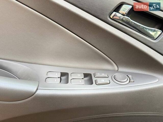 Сірий Хендай Соната, об'ємом двигуна 2.36 л та пробігом 162 тис. км за 9499 $, фото 18 на Automoto.ua
