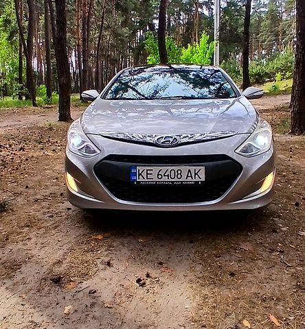 Серый Хендай Соната, объемом двигателя 2.4 л и пробегом 182 тыс. км за 9200 $, фото 1 на Automoto.ua