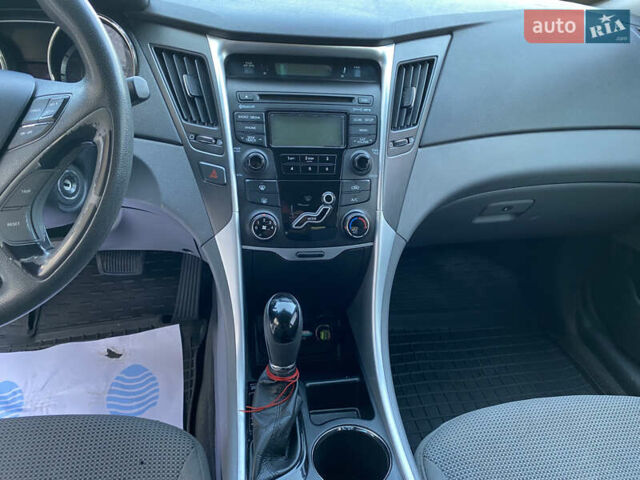 Серый Хендай Соната, объемом двигателя 2.36 л и пробегом 200 тыс. км за 9300 $, фото 31 на Automoto.ua