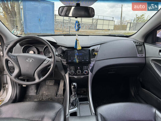 Хендай Соната 2013 в Бердичеве на Automoto.ua Серый Хендай Соната, объемом двигателя 2 л и пробегом 420 тыс. км за 6999 $, фото 14 на Automoto.ua