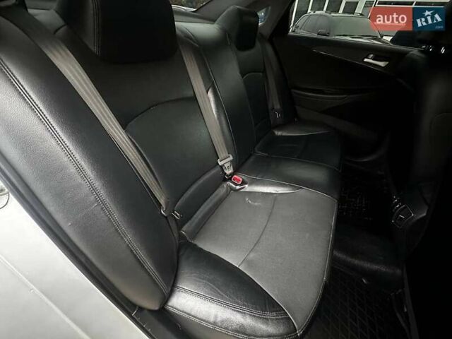 Серый Хендай Соната, объемом двигателя 2 л и пробегом 207 тыс. км за 8500 $, фото 15 на Automoto.ua