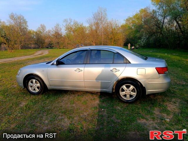 Серый Хендай Соната, объемом двигателя 2 л и пробегом 139 тыс. км за 5700 $, фото 2 на Automoto.ua