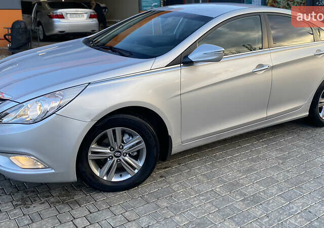 Серый Хендай Соната, объемом двигателя 2 л и пробегом 323 тыс. км за 7700 $, фото 5 на Automoto.ua