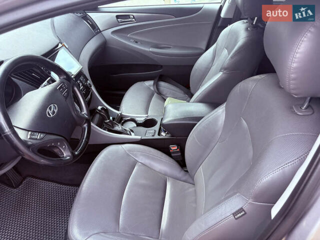 Сірий Хендай Соната, об'ємом двигуна 2.4 л та пробігом 207 тис. км за 10700 $, фото 13 на Automoto.ua