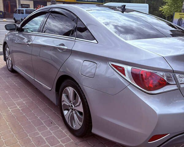 Сірий Хендай Соната, об'ємом двигуна 2.4 л та пробігом 207 тис. км за 10700 $, фото 2 на Automoto.ua