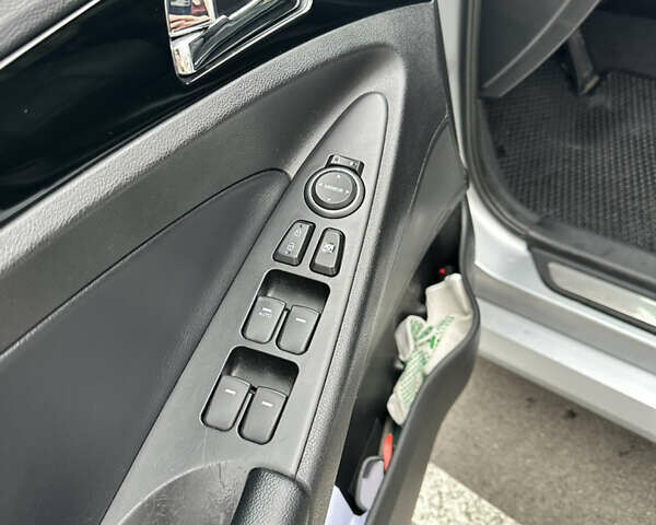 Сірий Хендай Соната, об'ємом двигуна 2.4 л та пробігом 113 тис. км за 10300 $, фото 28 на Automoto.ua