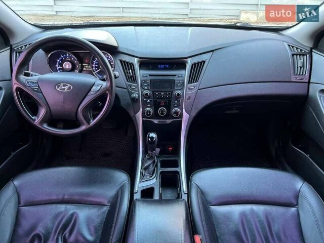 Серый Хендай Соната, объемом двигателя 2 л и пробегом 185 тыс. км за 8100 $, фото 16 на Automoto.ua