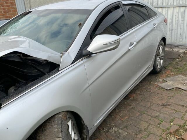 Сірий Хендай Соната, об'ємом двигуна 2 л та пробігом 236 тис. км за 2800 $, фото 4 на Automoto.ua