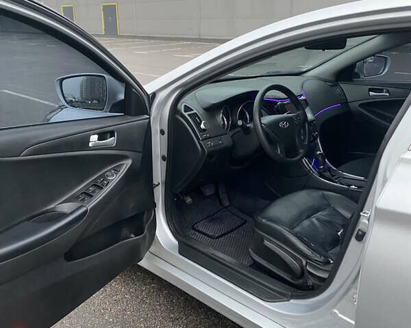 Серый Хендай Соната, объемом двигателя 2 л и пробегом 373 тыс. км за 7300 $, фото 9 на Automoto.ua