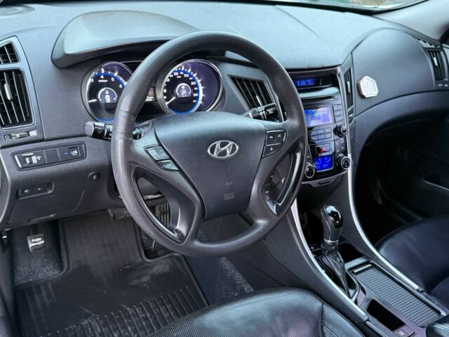 Сірий Хендай Соната, об'ємом двигуна 2 л та пробігом 216 тис. км за 8200 $, фото 11 на Automoto.ua