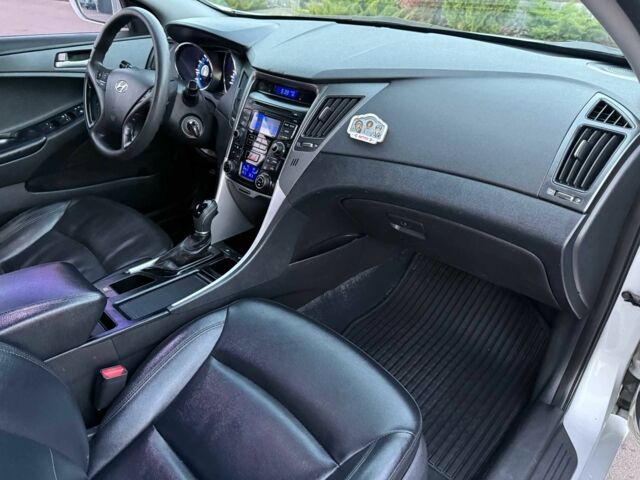 Сірий Хендай Соната, об'ємом двигуна 2 л та пробігом 216 тис. км за 8200 $, фото 15 на Automoto.ua