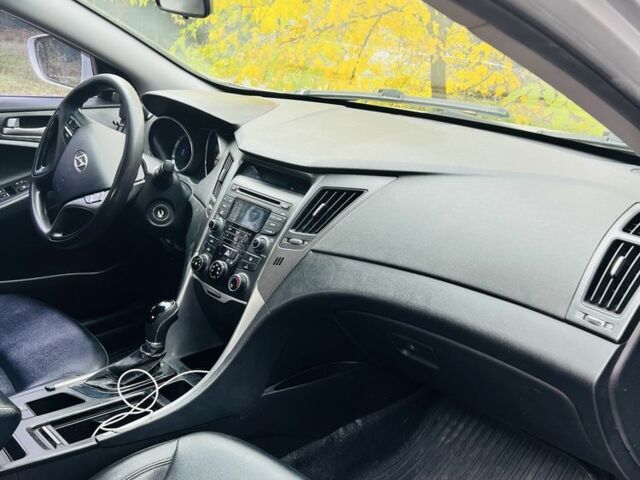 Сірий Хендай Соната, об'ємом двигуна 2 л та пробігом 400 тис. км за 7200 $, фото 4 на Automoto.ua