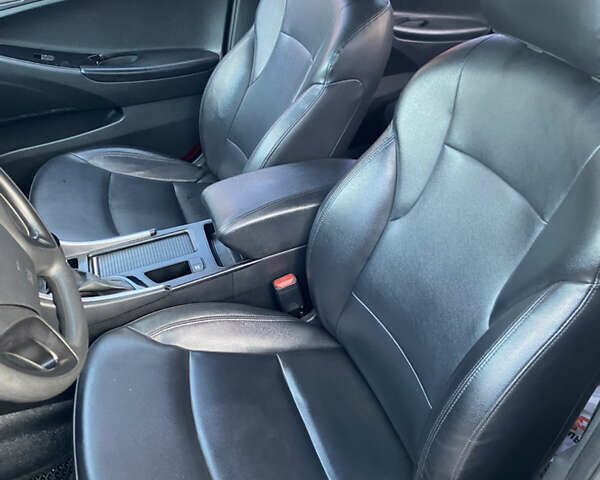 Серый Хендай Соната, объемом двигателя 2 л и пробегом 323 тыс. км за 7700 $, фото 8 на Automoto.ua