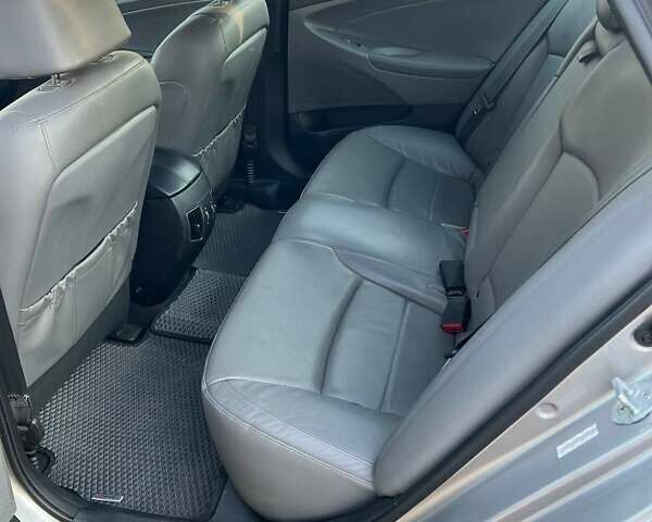 Серый Хендай Соната, объемом двигателя 2.36 л и пробегом 250 тыс. км за 9999 $, фото 13 на Automoto.ua