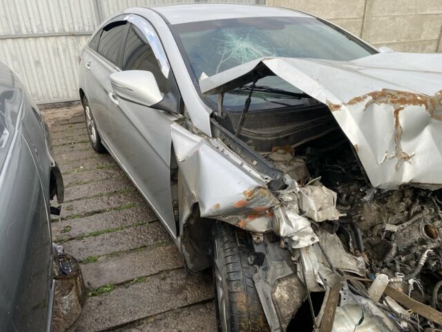 Сірий Хендай Соната, об'ємом двигуна 2 л та пробігом 236 тис. км за 2800 $, фото 3 на Automoto.ua